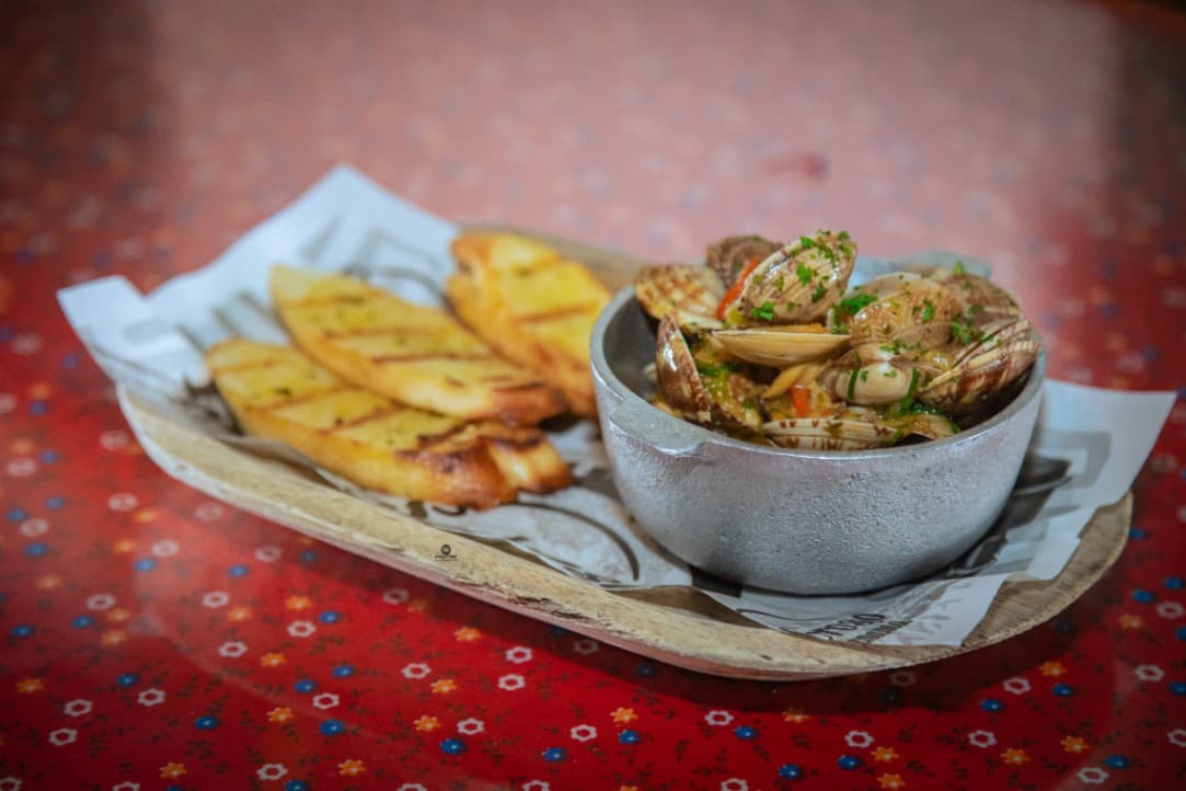 Almejas al Ajillo
